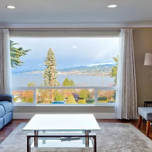 Holiday home Mid-century W/ Lakefront Views!, Seattle